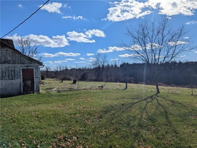 a view of a yard with a house