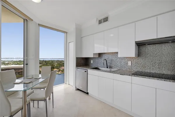 $5,500 | 4779 Collins Avenue, Unit 1706, Miami Beach, FL 33140