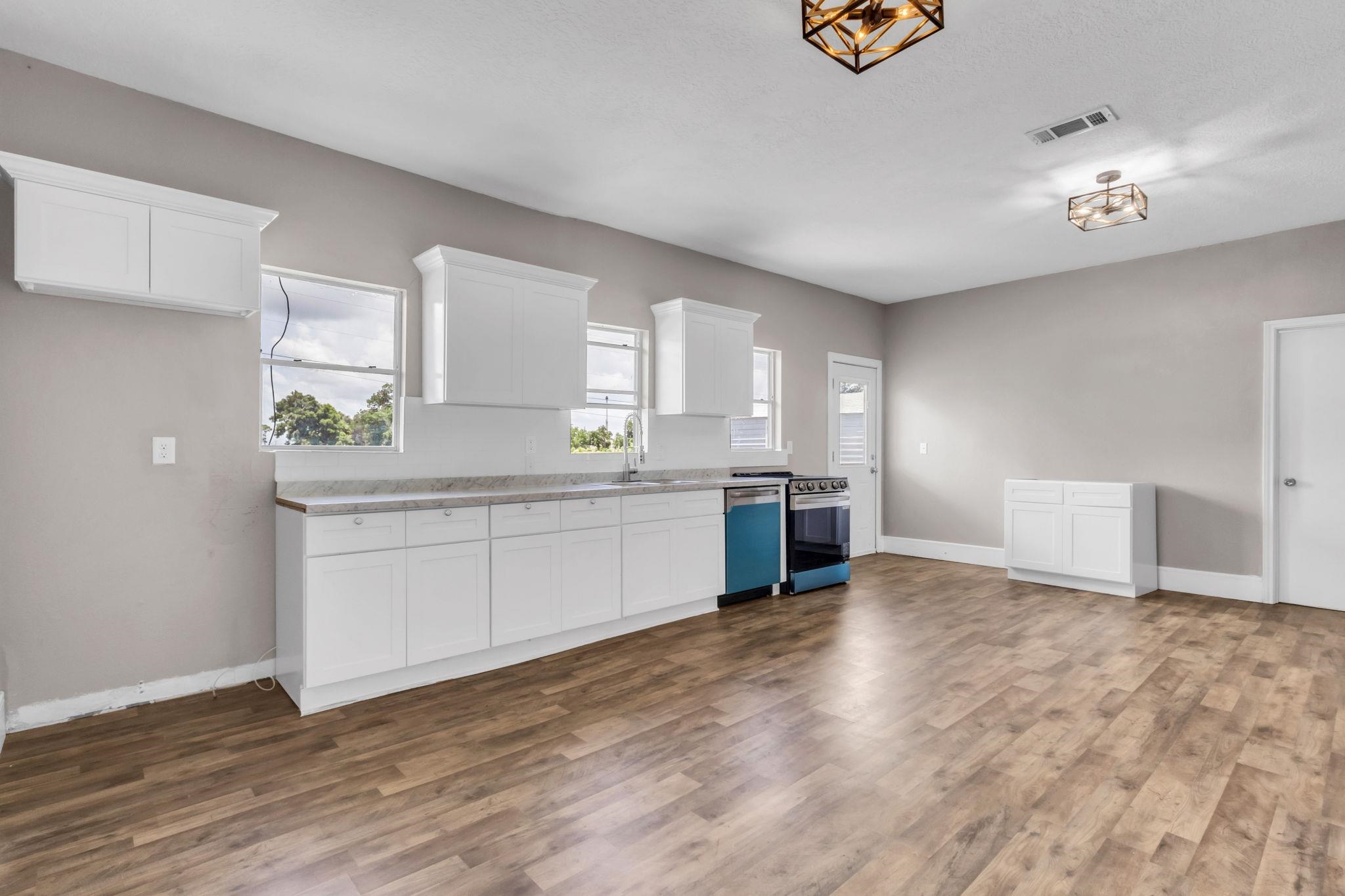 5010 Wilson Street Groves, TX 77619 - Photo 8 of 27