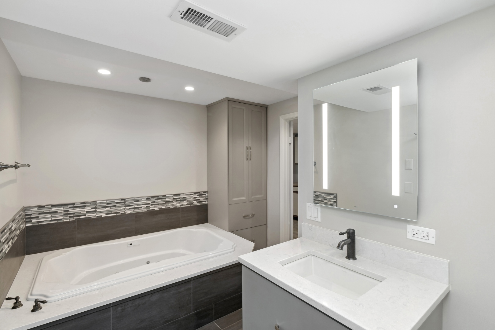 605 Shoreline Road Lake Barrington, IL 60010 - Photo 36 of 43 Gallery Image 36