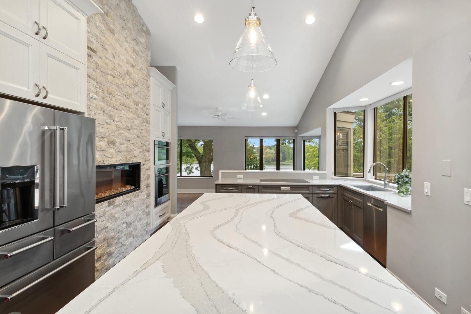 605 Shoreline Road Lake Barrington, IL 60010 - Photo 7 of 43 Gallery Image 7