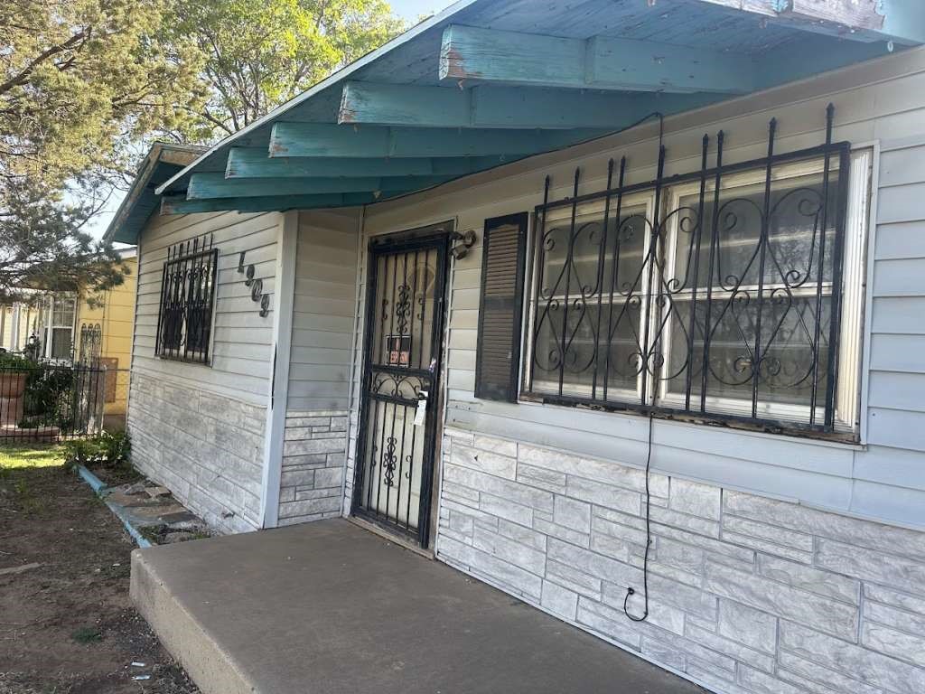 1909 Kokomo Street Plainview, TX 79072 - Photo 2 of 10 a view of a porch with a table and chairs