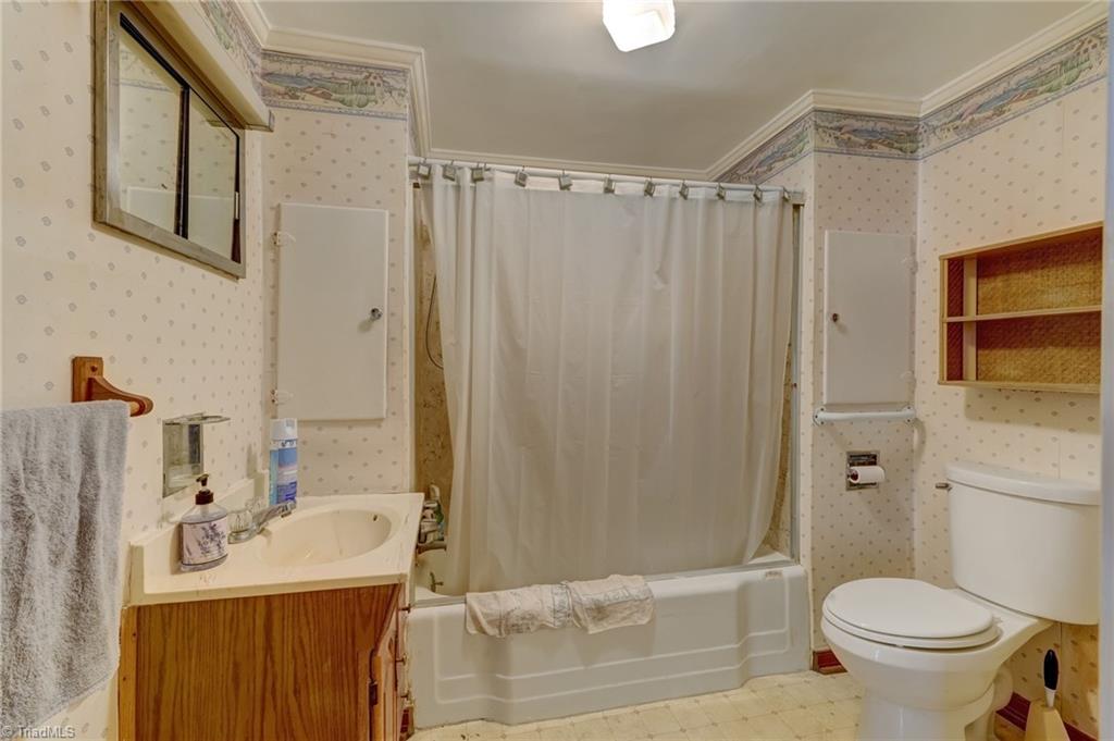 911 Wolf Island Road Reidsville, NC 27320 - Photo 13 of 23 main bath