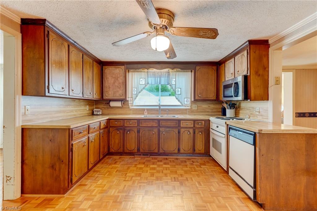911 Wolf Island Road Reidsville, NC 27320 - Photo 8 of 23 Kitchen