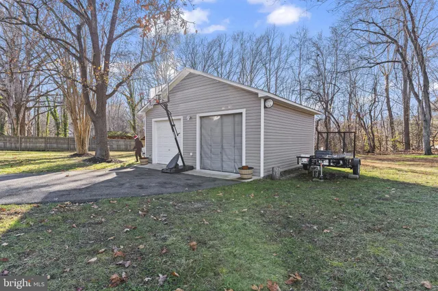 a house view with backyard space