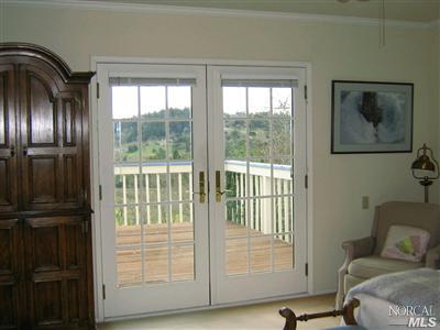 513 Grandview Road Sebastopol, CA 95472 - Photo 9 of 11 a livingroom with furniture and windows