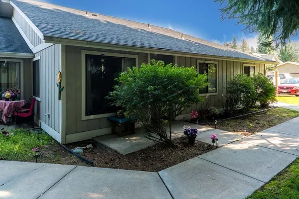 $825 | 427 West Willow Street, Newport, WA 99156