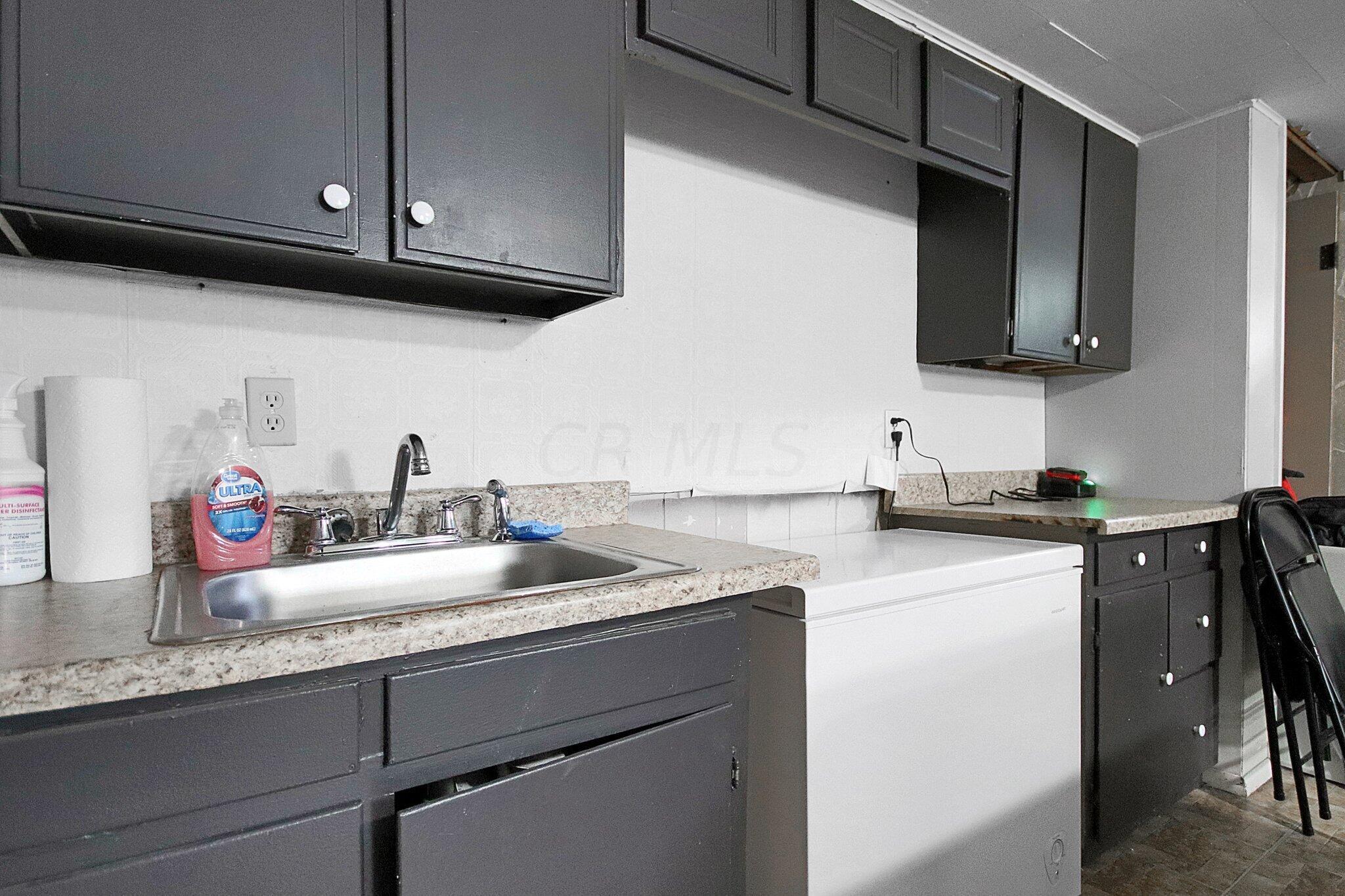 280 East Alcott Road Columbus, OH 43207 - Photo 8 of 18 Updated Kitchen