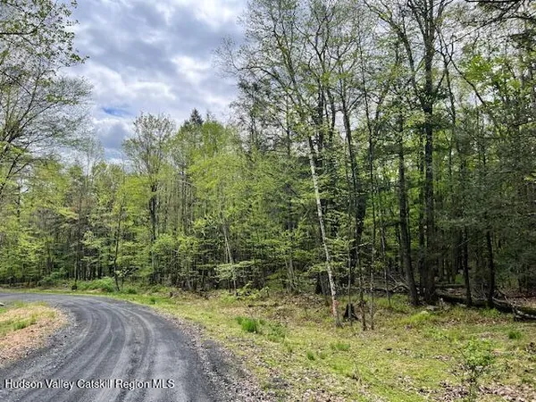 $179,900 | 801 Oakwood Drive, Kingston, NY 12401