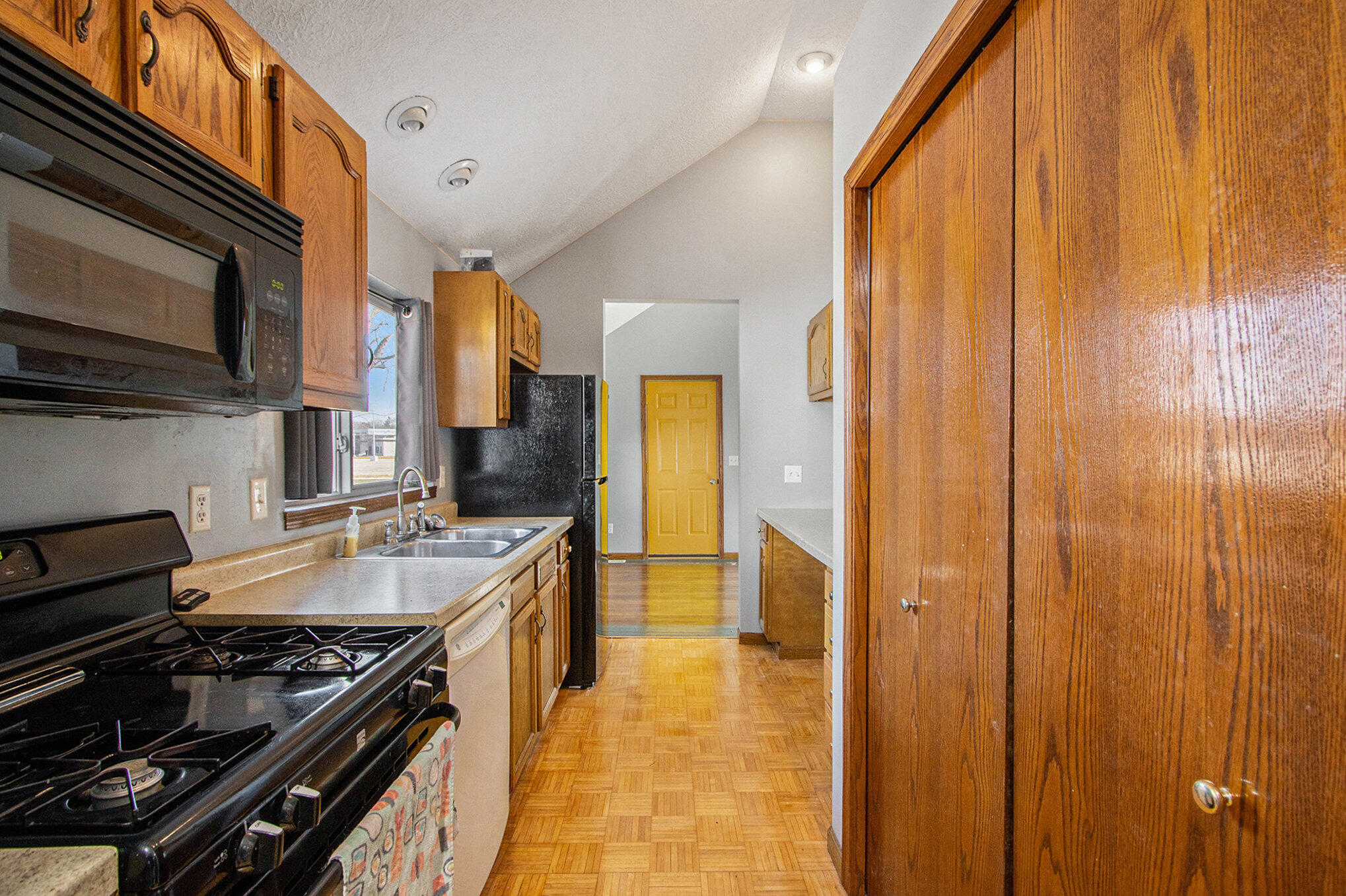 2233 North Drake Road Kalamazoo, MI 49009 - Photo 10 of 20 2233 14