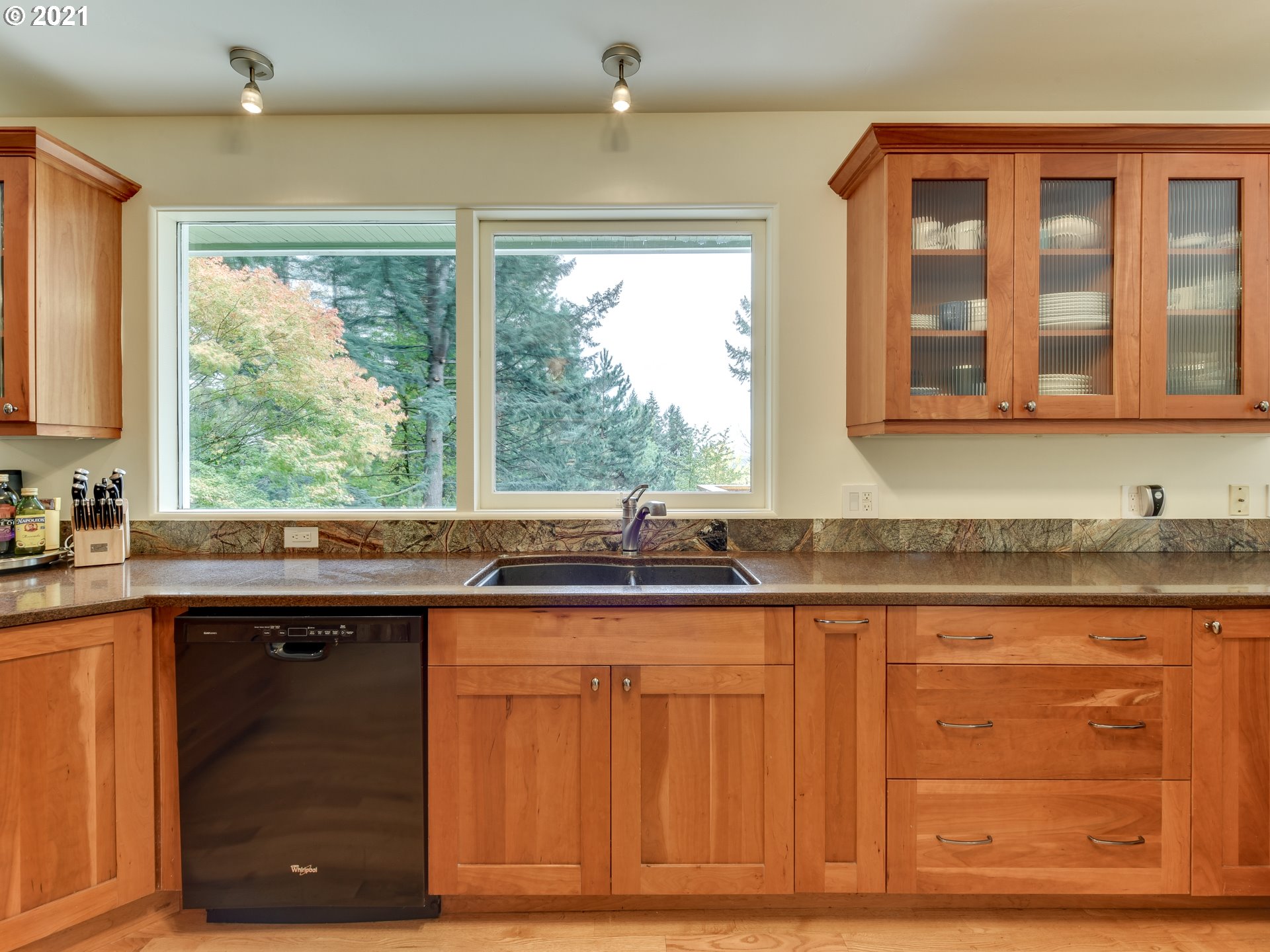 5620 Southwest Alfred Court Portland, OR 97219 - Photo 11 of 32 Gallery Image 11