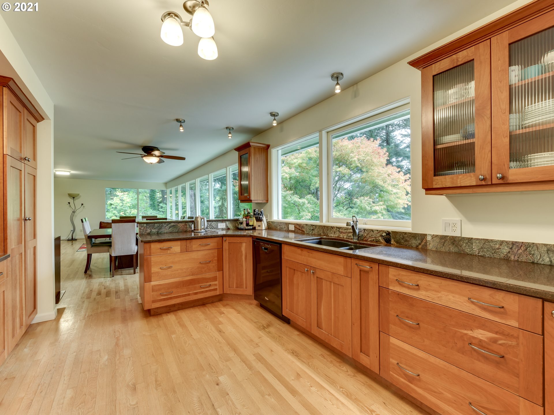 5620 Southwest Alfred Court Portland, OR 97219 - Photo 13 of 32 Gallery Image 13