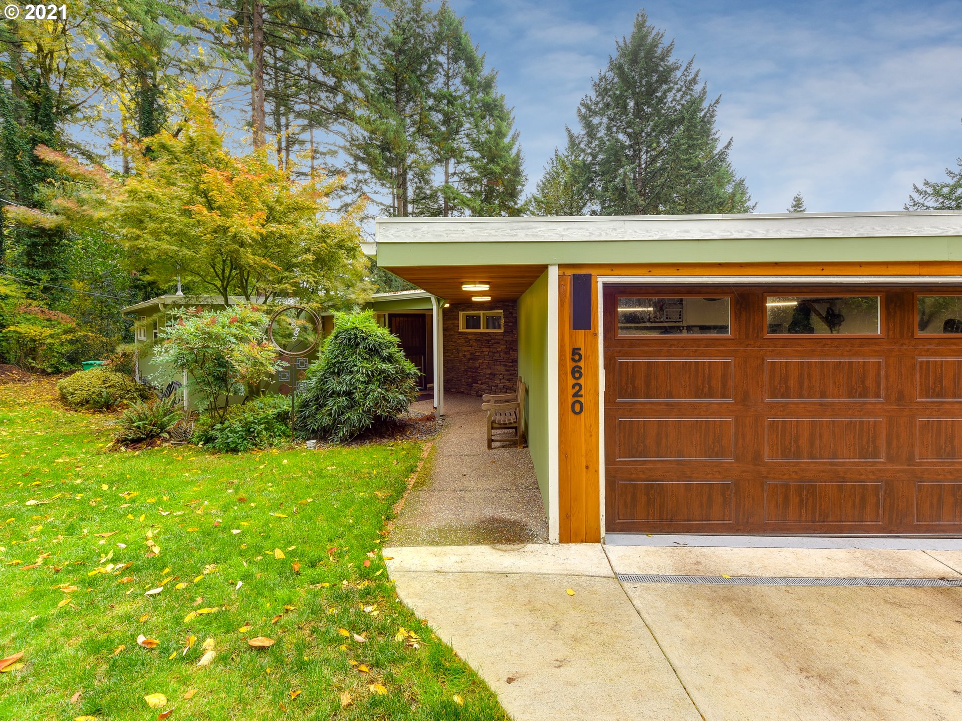 5620 Southwest Alfred Court Portland, OR 97219 - Photo 2 of 32 Gallery Image 2