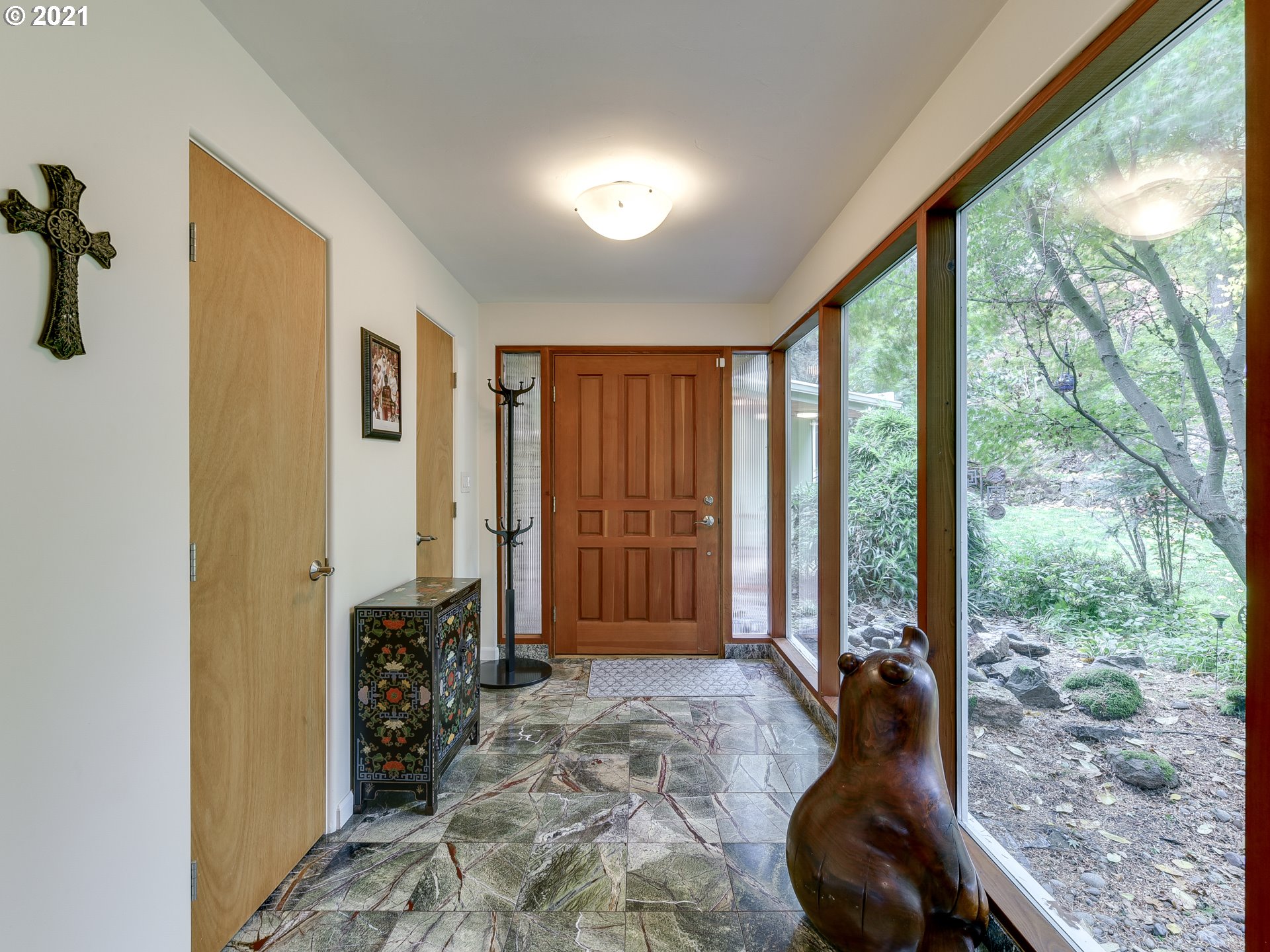 5620 Southwest Alfred Court Portland, OR 97219 - Photo 4 of 32 Gallery Image 4