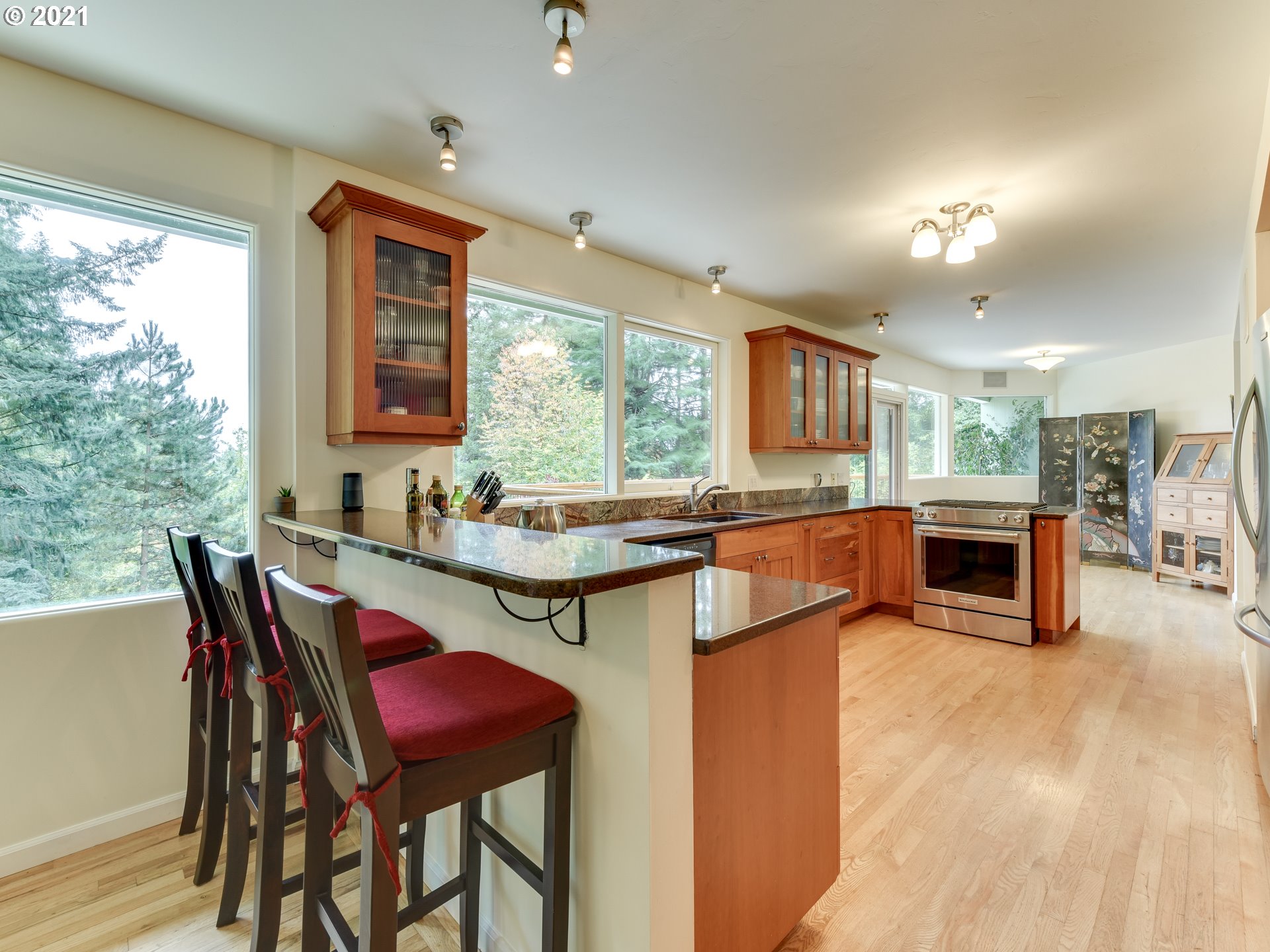 5620 Southwest Alfred Court Portland, OR 97219 - Photo 10 of 32 Gallery Image 10