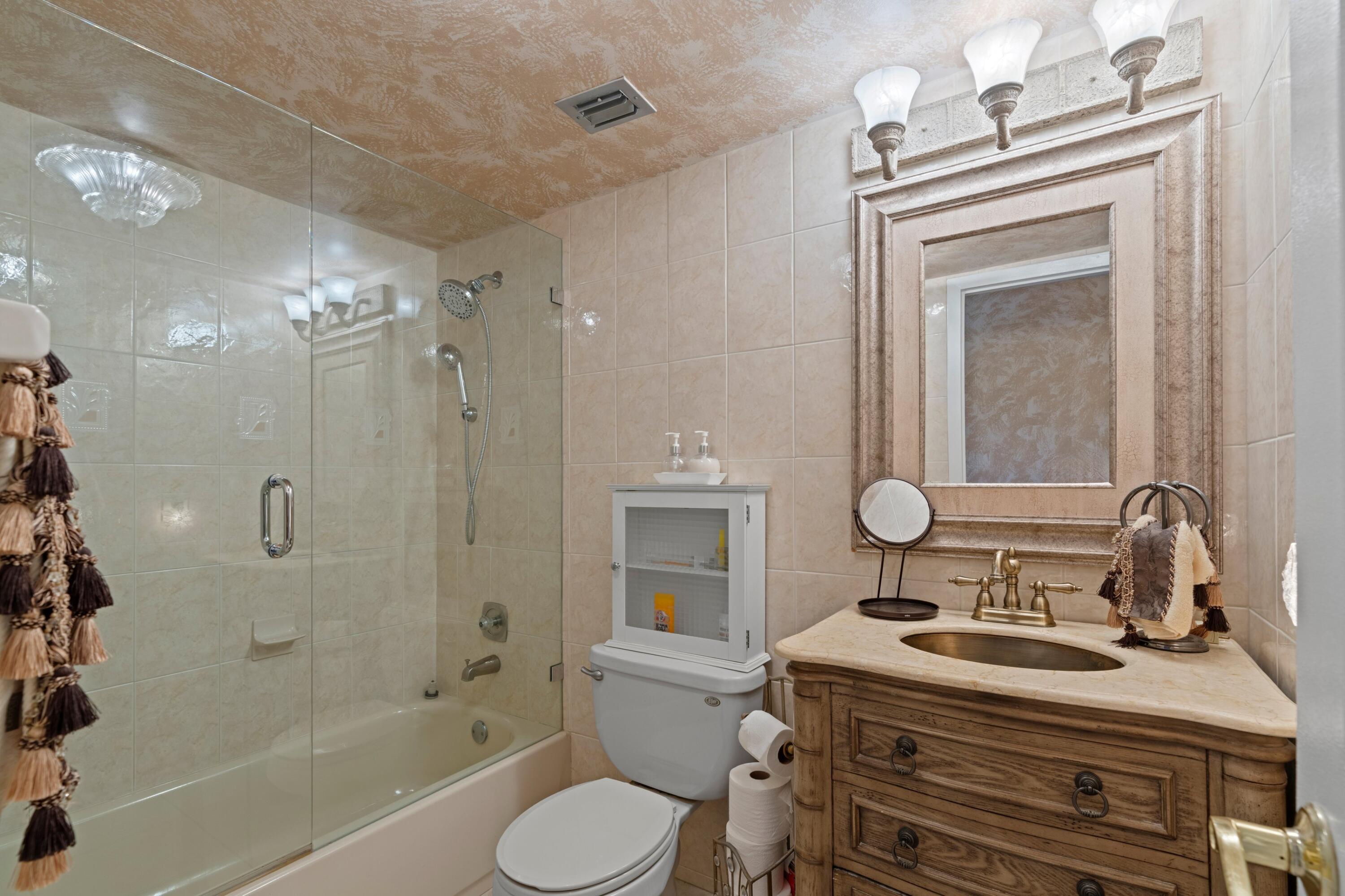 581 Mansfield M Boca Raton, FL 33434 - Photo 15 of 43 Bathroom