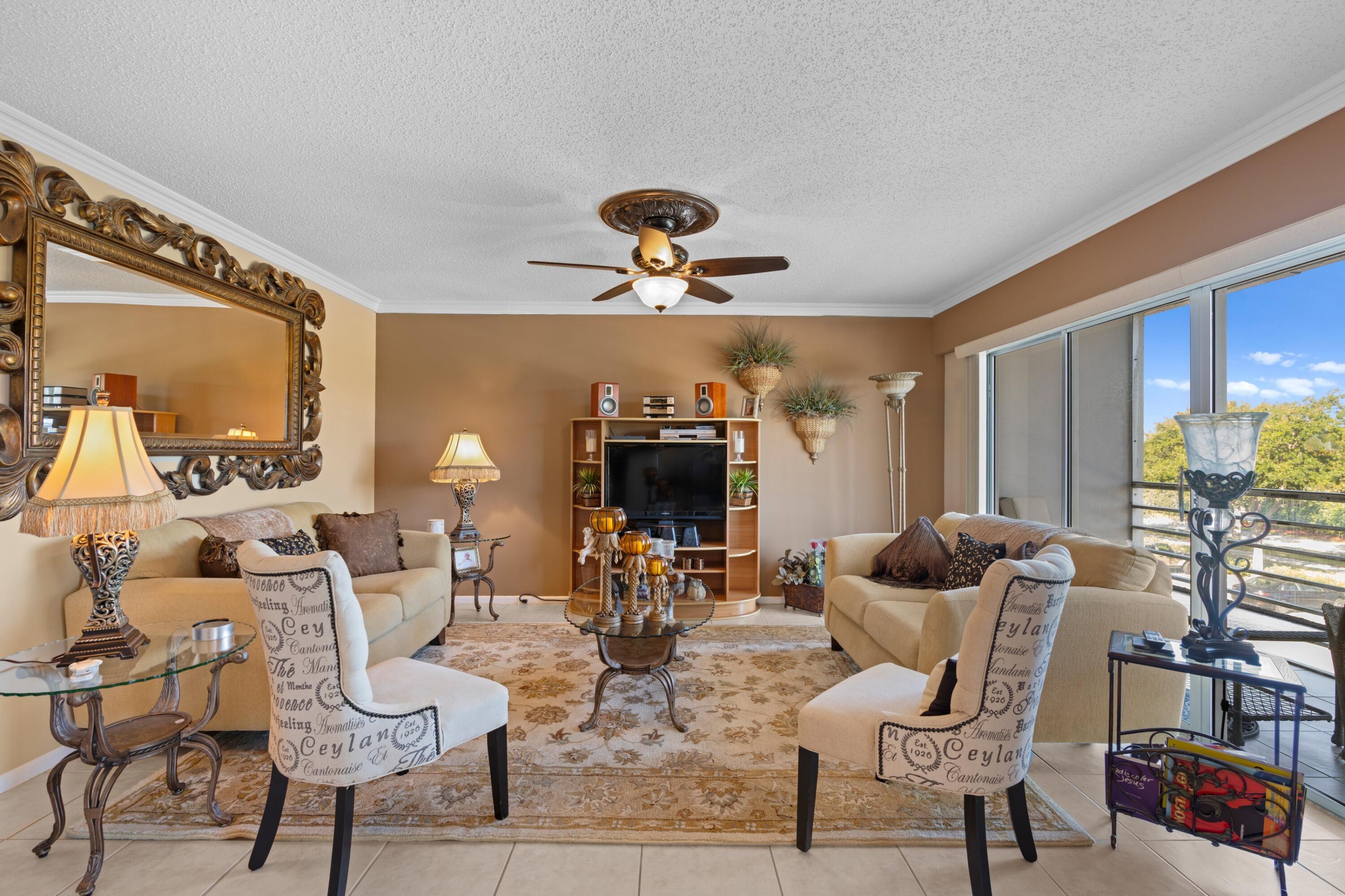 581 Mansfield M Boca Raton, FL 33434 - Photo 4 of 43 Living Area