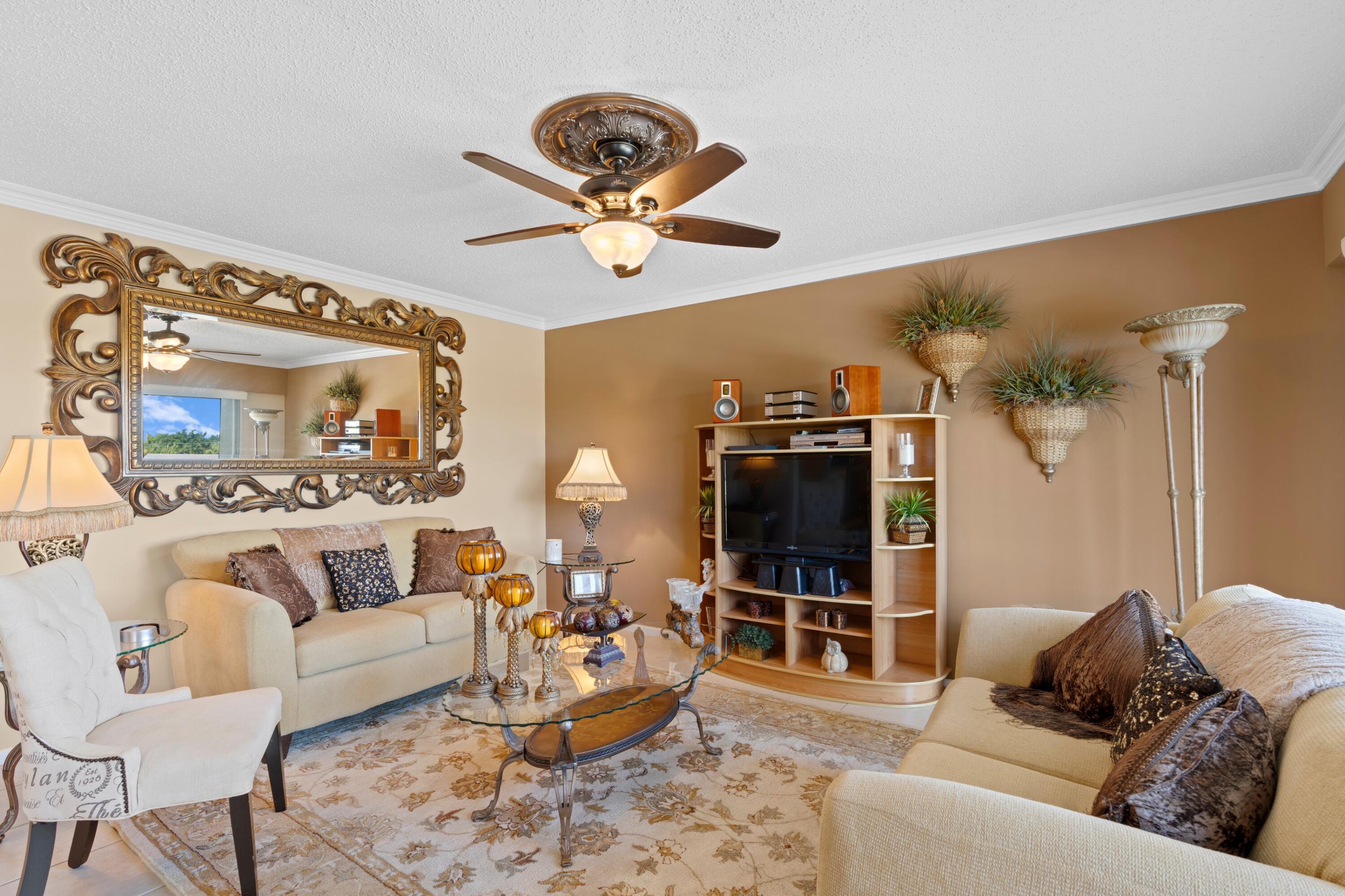 581 Mansfield M Boca Raton, FL 33434 - Photo 5 of 43 Living Area