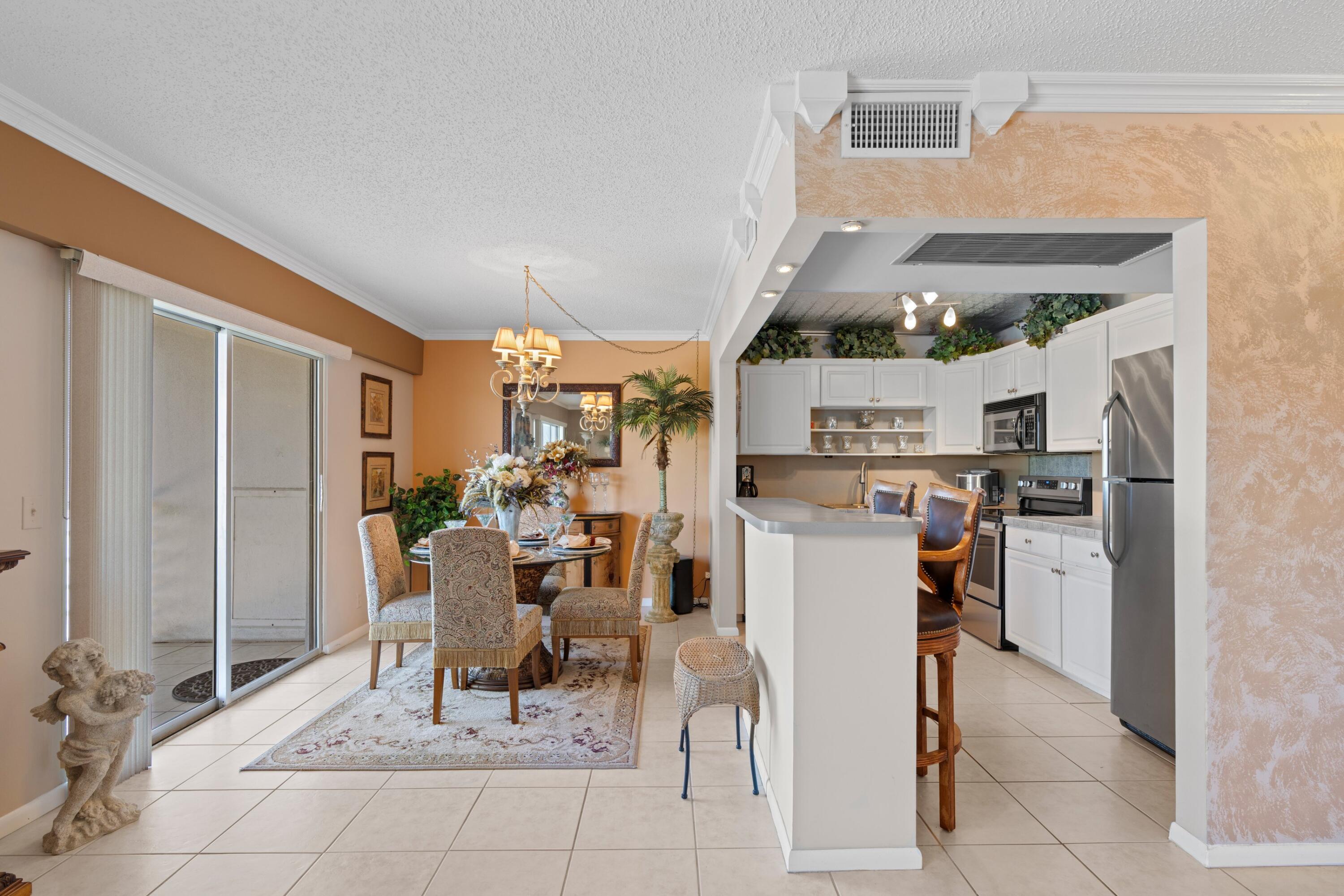 581 Mansfield M Boca Raton, FL 33434 - Photo 8 of 43 Dining Area & Kitchen