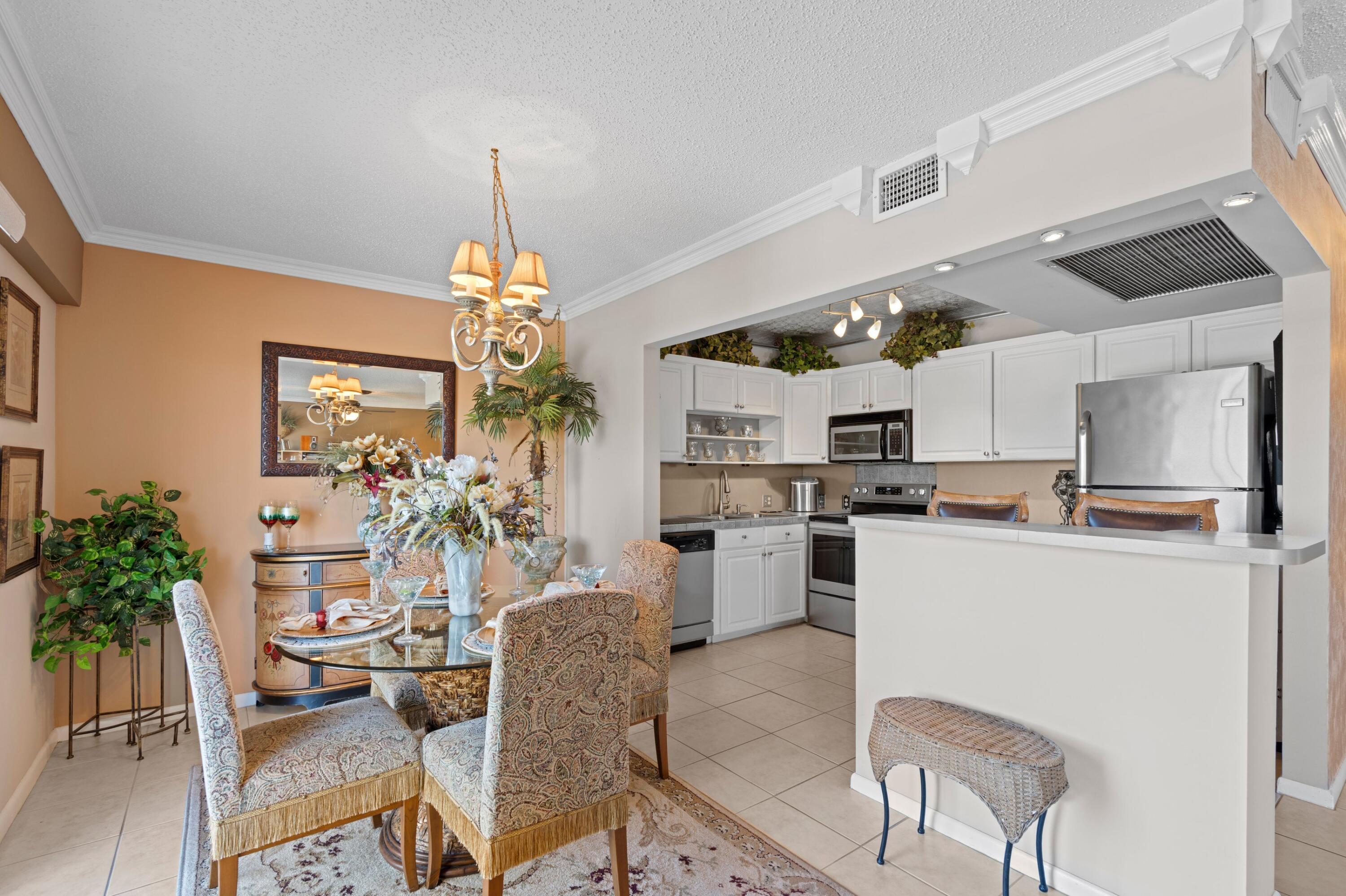 581 Mansfield M Boca Raton, FL 33434 - Photo 9 of 43 Dining Area & Kitchen