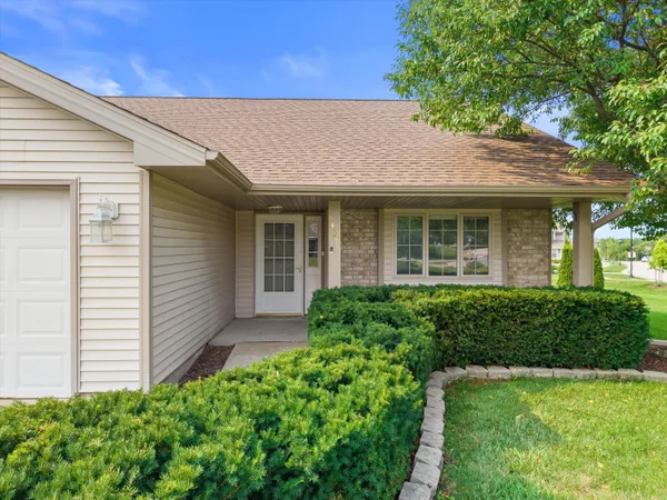 $399,900 | 8407 South Cortland Drive, Oak Creek, WI 53154