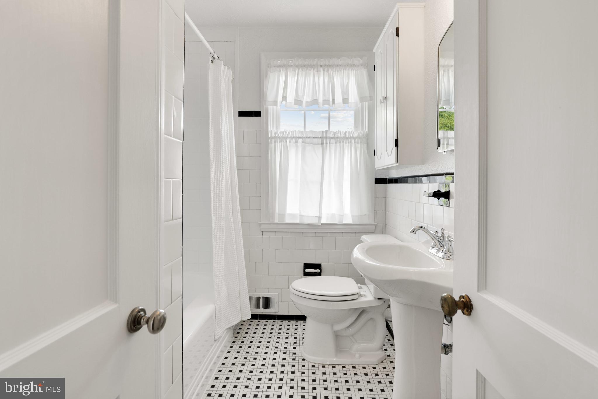 111 Overbrook Road Baltimore, MD 21212 - Photo 24 of 48 Black/White Tile - Classic Forge BA!