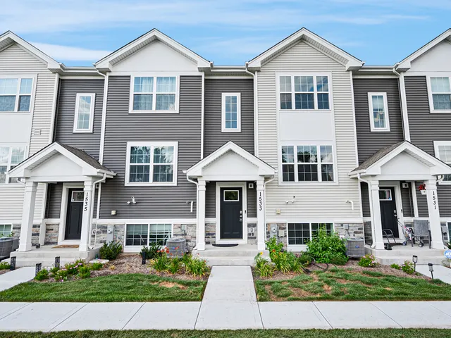 $289,990 | 1533 Yosemite Way, Pingree Grove, IL 60140
