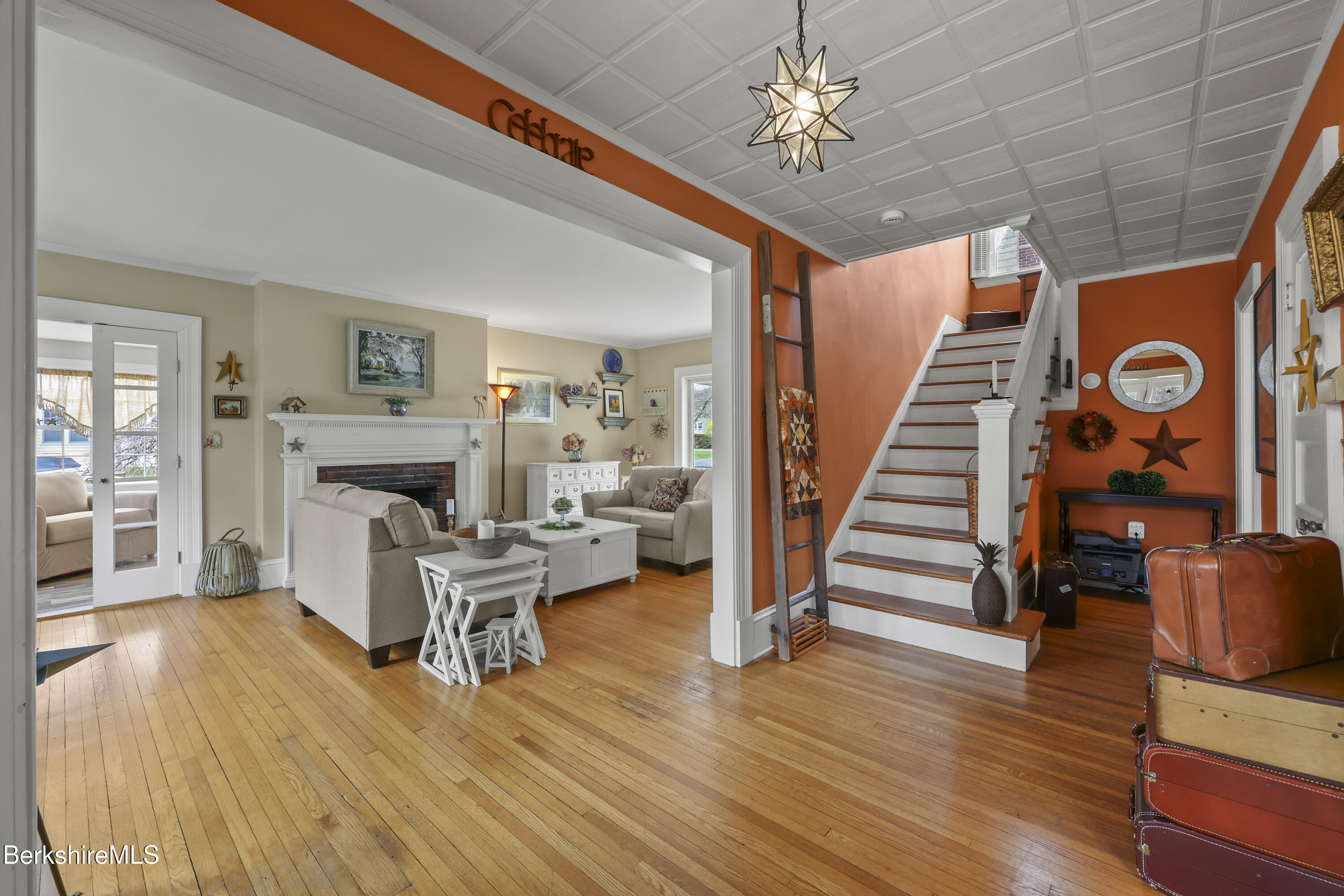 133 Pomeroy Avenue Pittsfield, MA 01201 - Photo 6 of 50 front entry