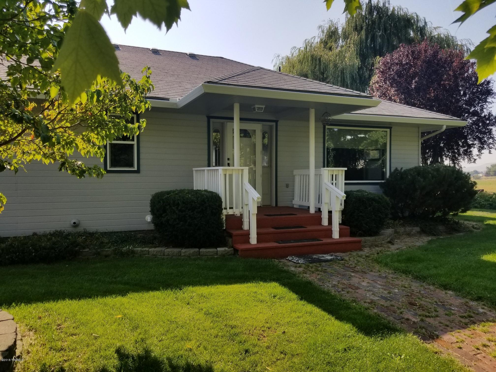613 Bittner Road Yakima, WA 98901 - Photo 1 of 4 a front view of a house with garden