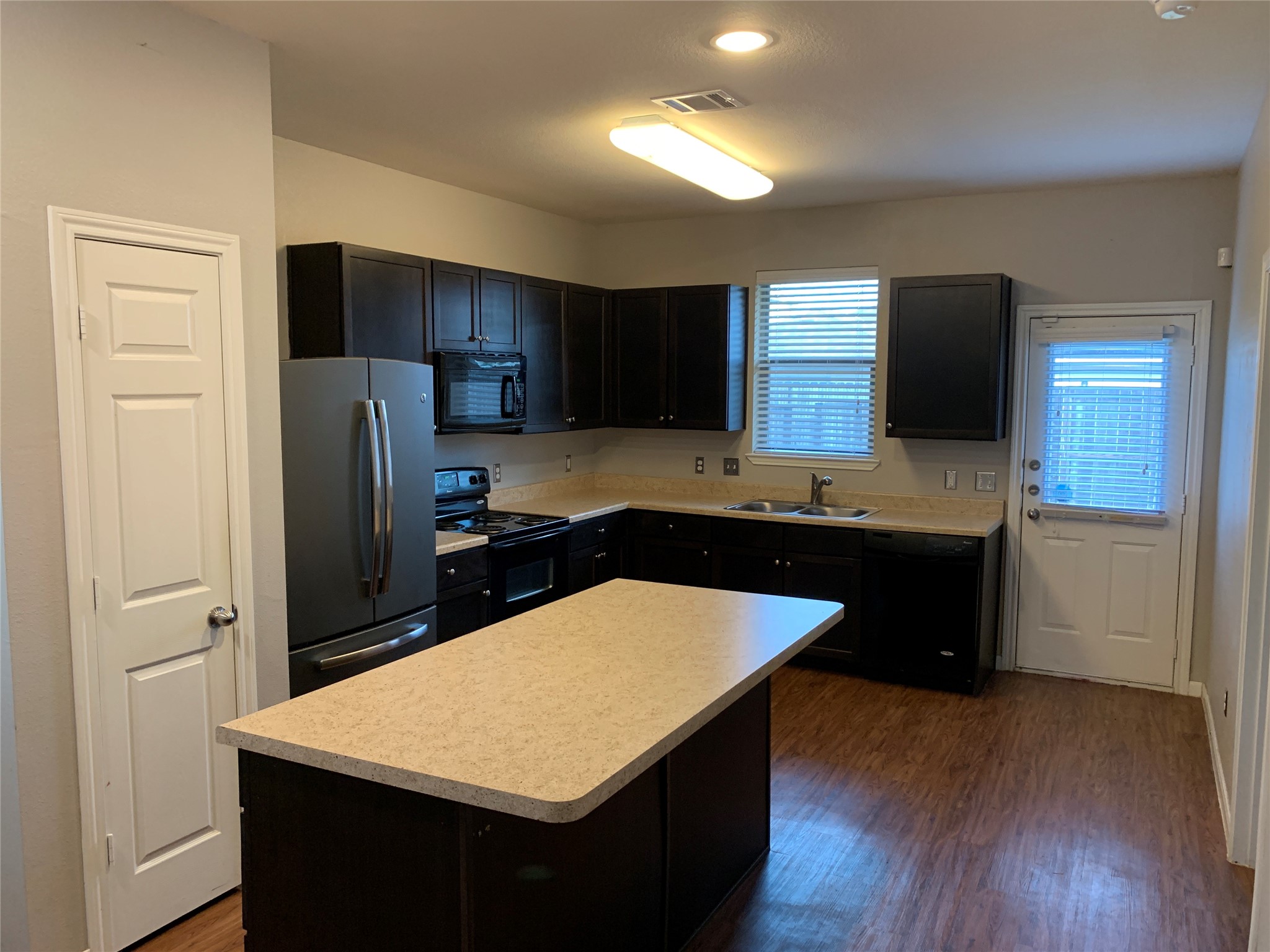 17038 Wilthorne Gardens Court Houston, TX 77084 - Photo 6 of 25 Kitchen with Island