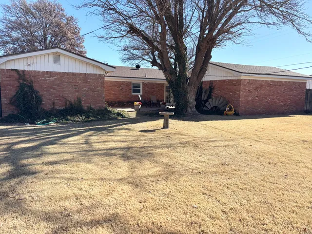 a view of a yard with a house