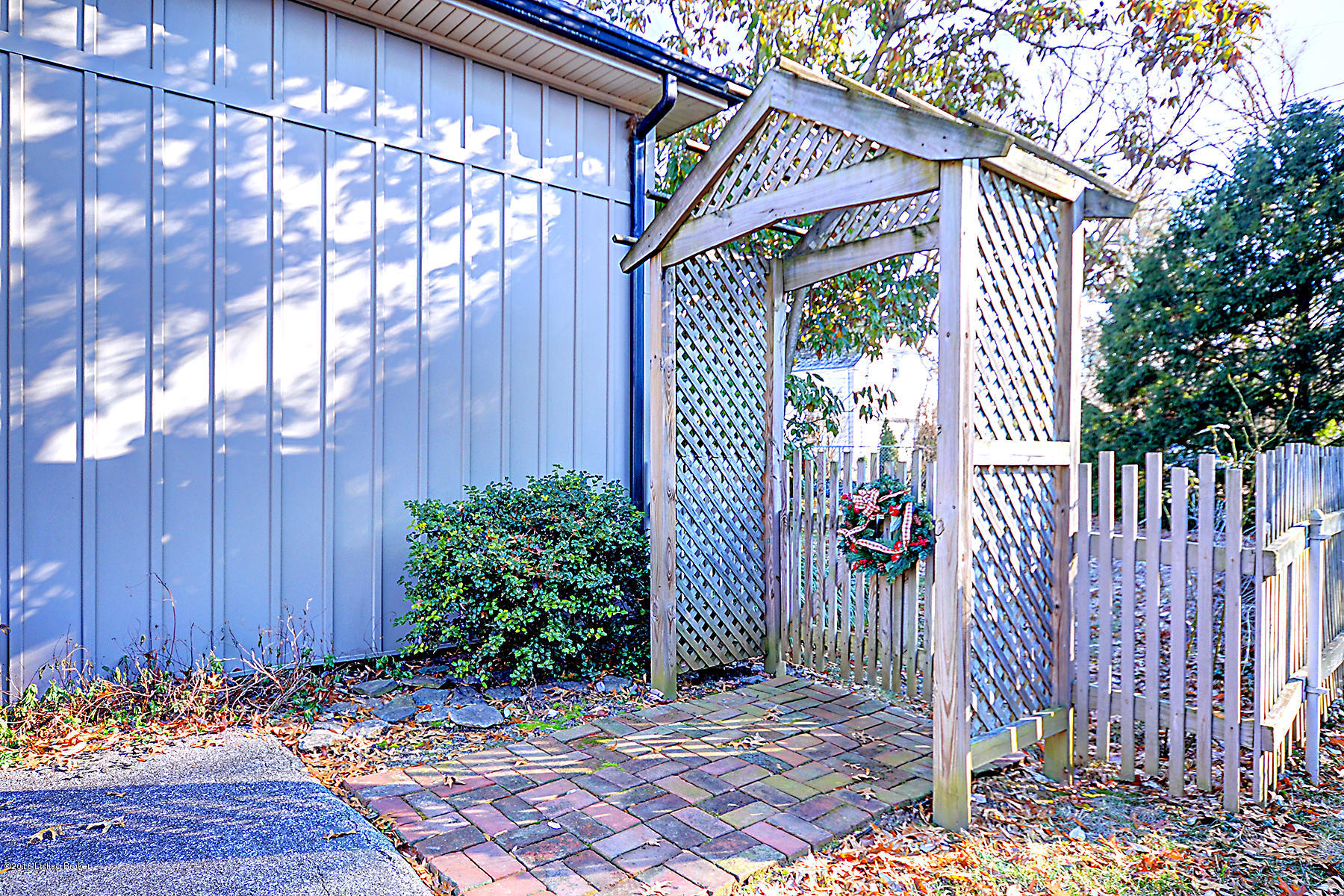 8806 Charing Cross Road Louisville, KY 40222 - Photo 2 of 25 CharingCross8806-exterior-5