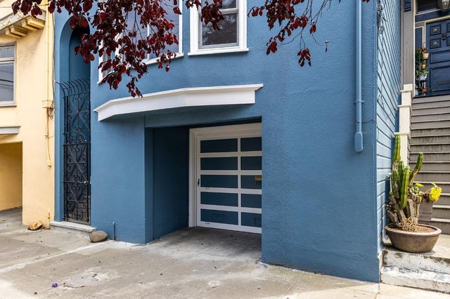 a view of an entrance of the house