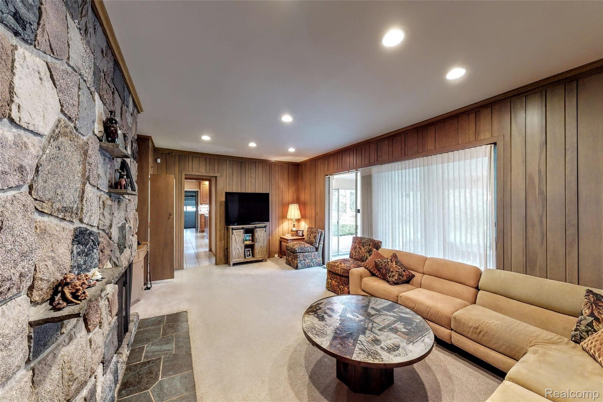 876 Covington Road Bloomfield Hills, MI 48301 - Photo 12 of 32 Living Room2.jpg
