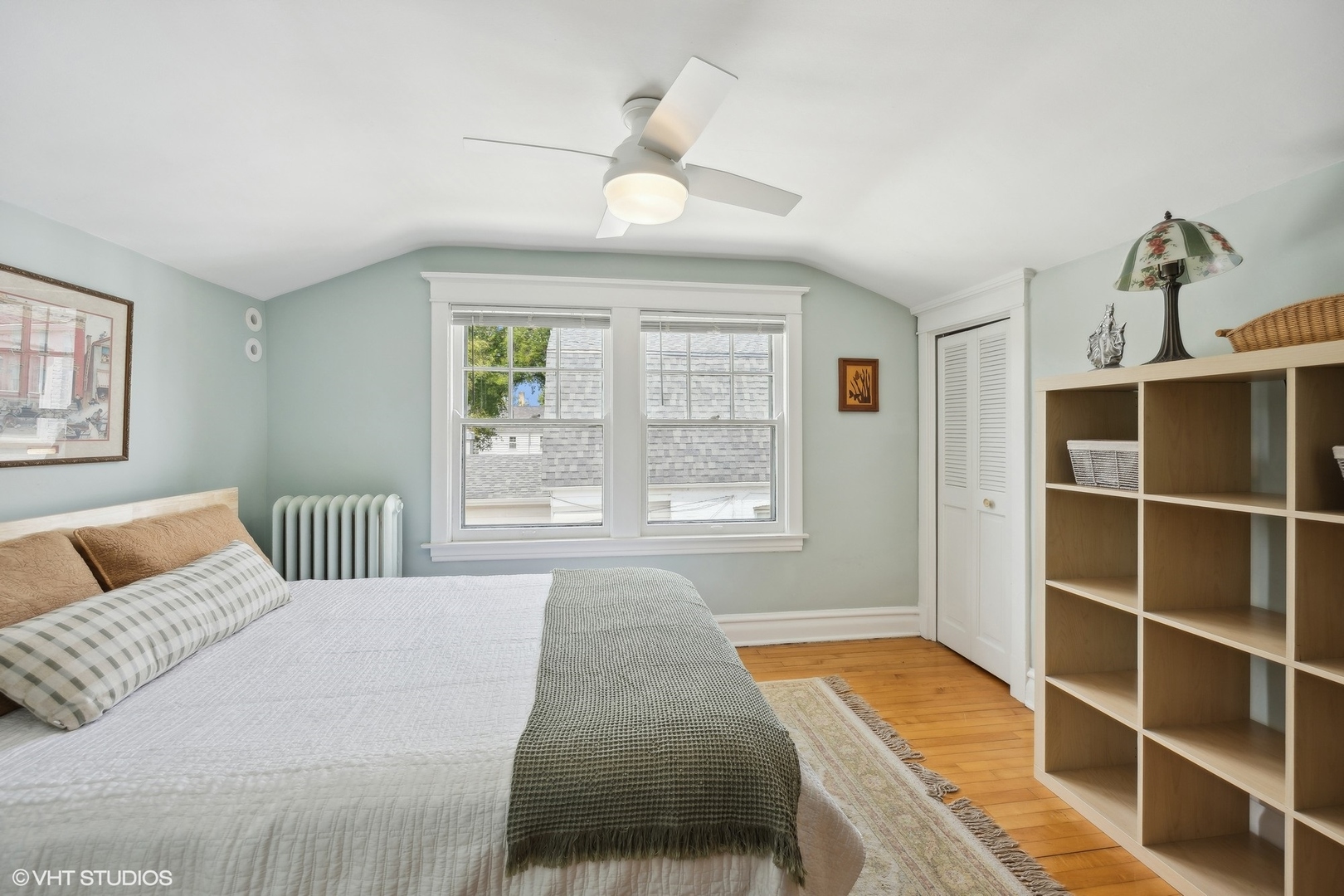 208 Woodside Road Riverside, IL 60546 - Photo 26 of 37 a bedroom with a large bed and a window