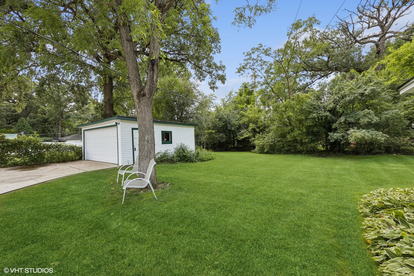 208 Woodside Road Riverside, IL 60546 - Photo 32 of 37 a view of a backyard with table and chairs and a tree