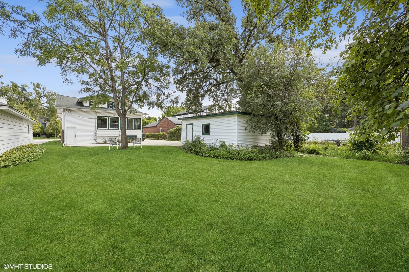 208 Woodside Road Riverside, IL 60546 - Photo 33 of 37 a view of a house with backyard and garden