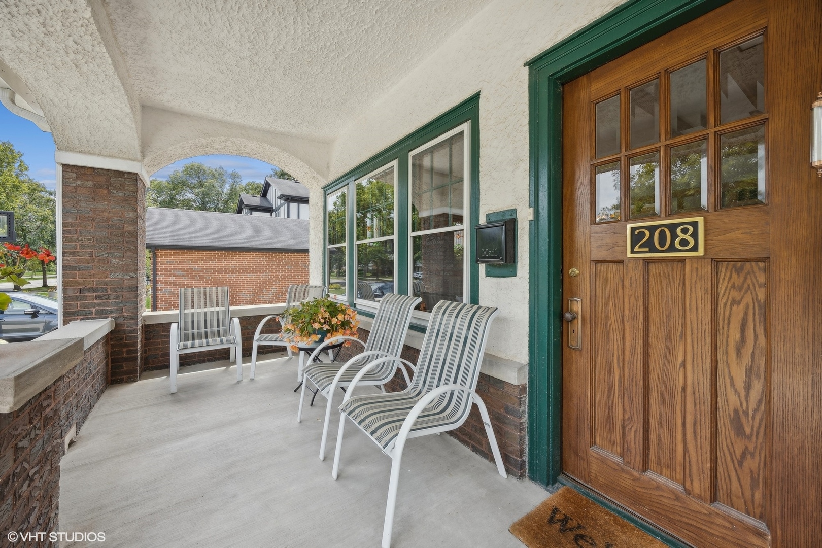 208 Woodside Road Riverside, IL 60546 - Photo 4 of 37 a patio with table and chairs