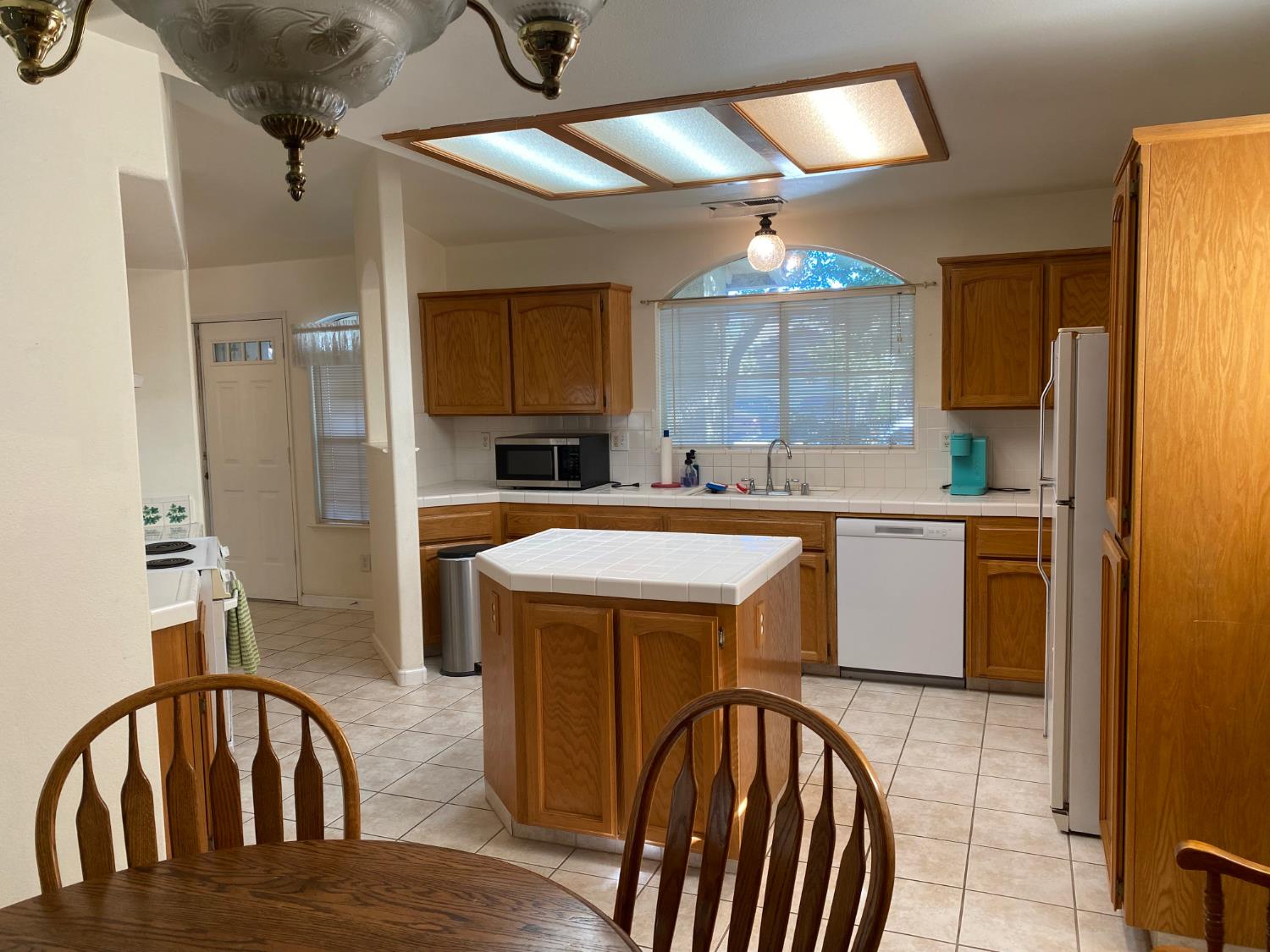 609 Merlot Avenue Madera, CA 93637 - Photo 8 of 45 a kitchen with a stove a refrigerator and a sink