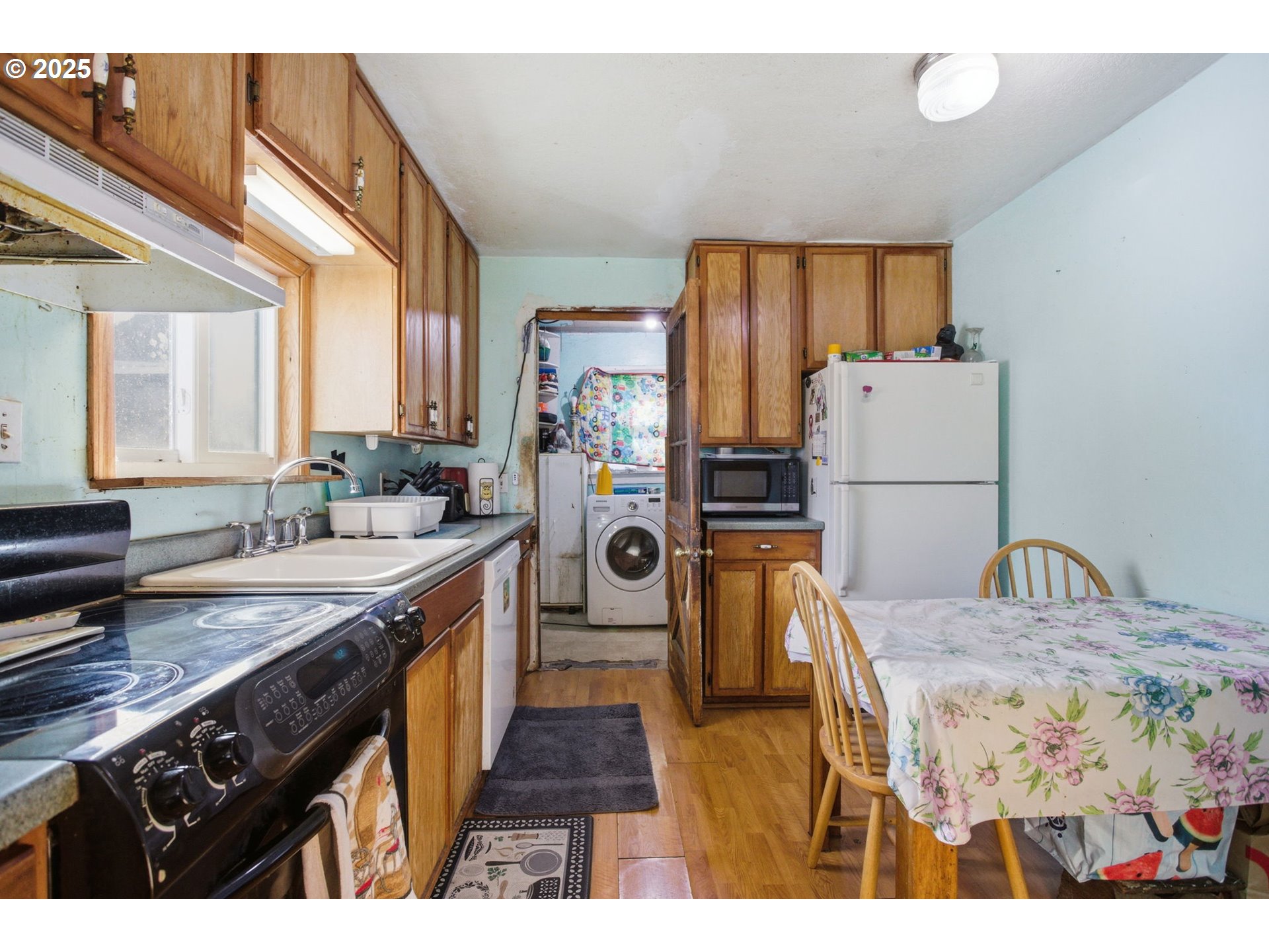176 South 38th Street Springfield, OR 97478 - Photo 16 of 35 a kitchen with refrigerator a stove a sink and a refrigerator