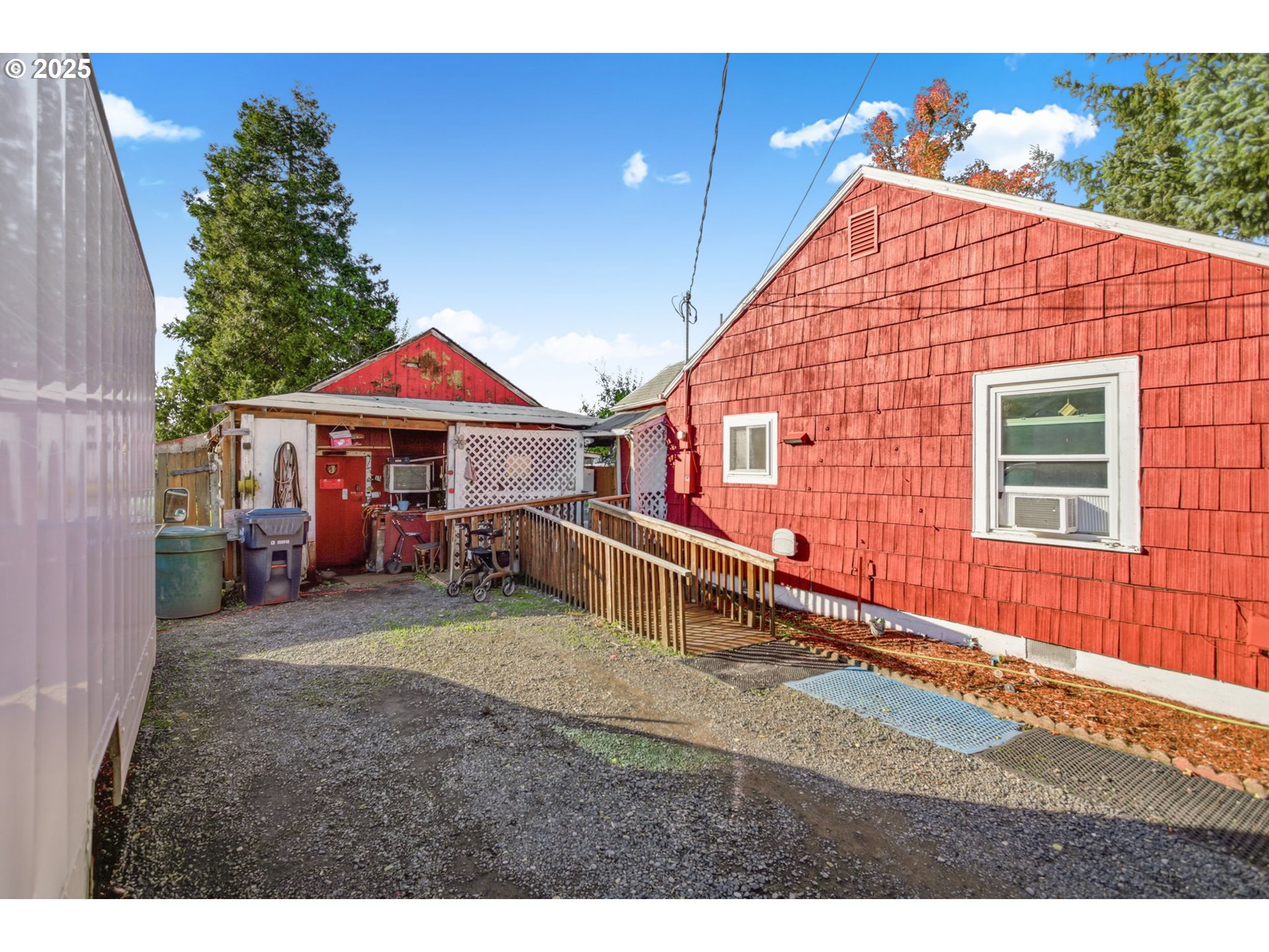 176 South 38th Street Springfield, OR 97478 - Photo 7 of 35 a view of a house with backyard and sitting area