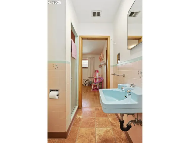 a en suite bathroom with a sink toilet and mirror