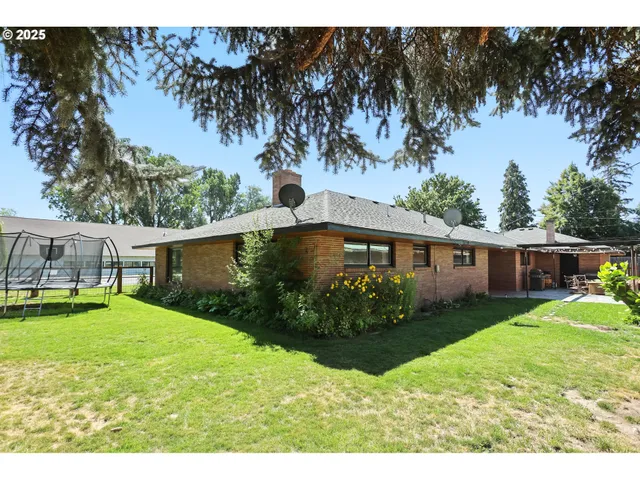 a view of a house with swimming pool and sitting area