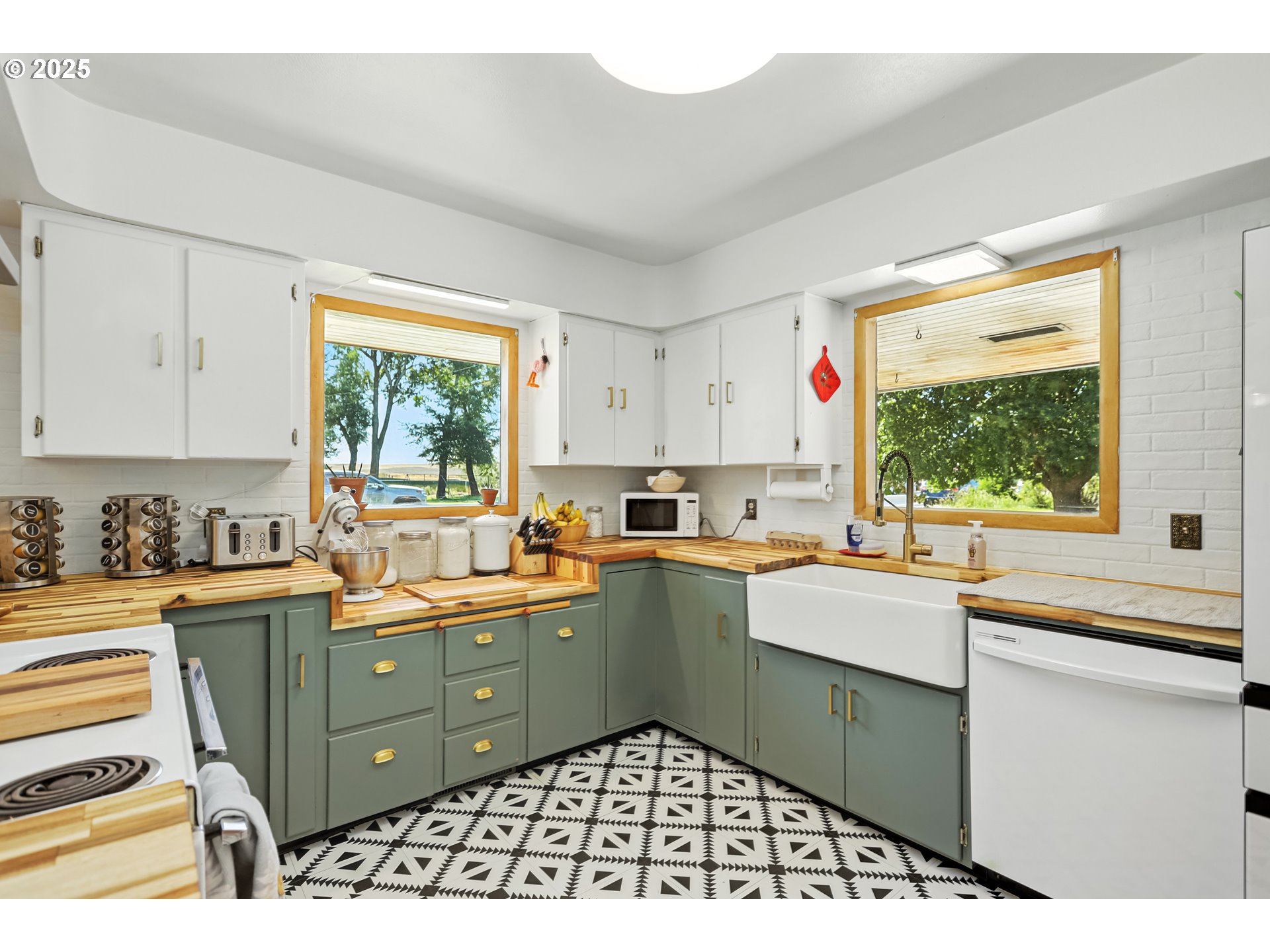 236 N Mill Grass Valley, OR 97029 - Photo 5 of 45 a kitchen with a sink stove and cabinets