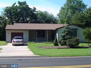 1830 Almonesson Road Woodbury, NJ 08096 - Photo 2 of 6 a house view with a garden space