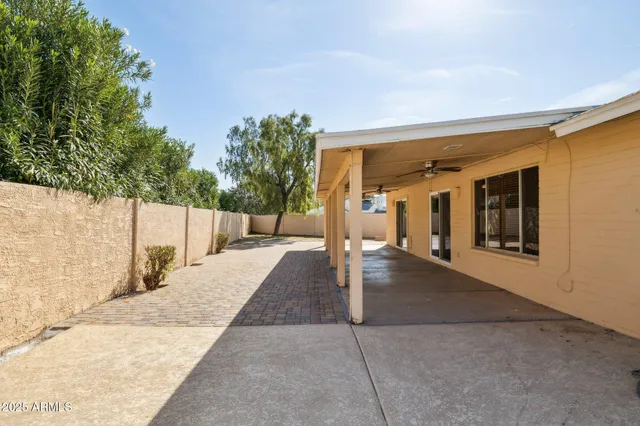 a view of a house with backyard