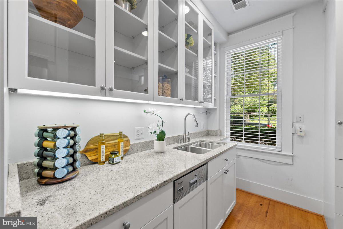 3326 Volta Place Northwest Washington, DC 20007 - Photo 5 of 24