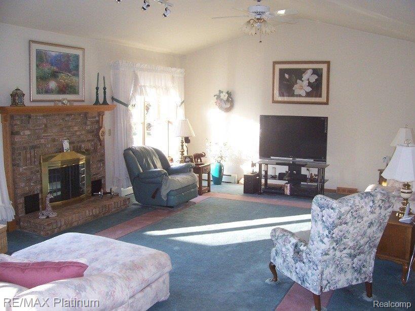 8208 Carpenter Road Ypsilanti, MI 48197 - Photo 12 of 25 CARPENTER LIVING RM.jpg