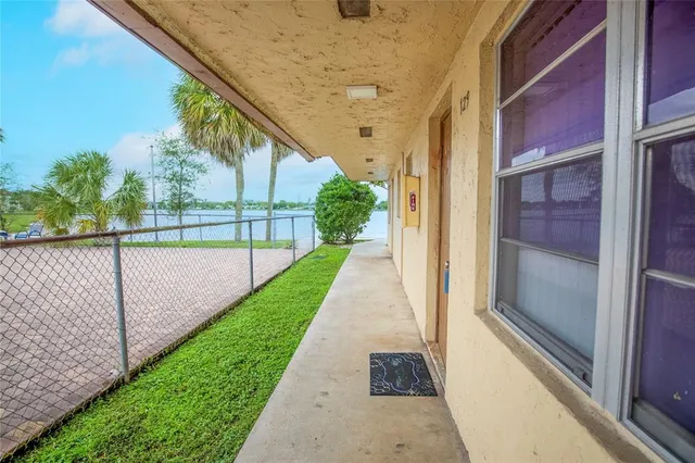 a view of a back yard