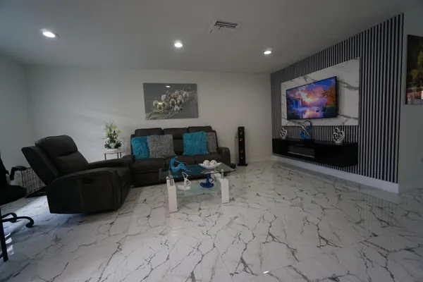 $420,000 | 1765 West 41st Street, Unit 2D, Hialeah, FL 33012